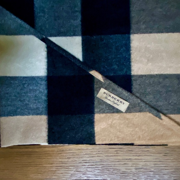 Burberry Cashmere Giant Check Triangle Bandana Scarf / Wrap - Picture 8 of 16